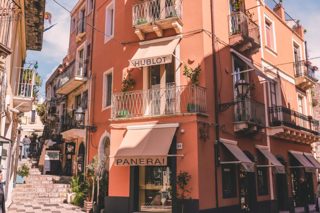 8 Cool Things to See in Taormina, Sicily | Corso Umberto #simplywander
