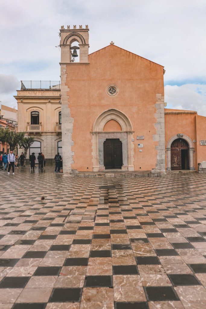 8 Cool Things to See in Taormina, Sicily | Piazza IX Aprile #simplywander