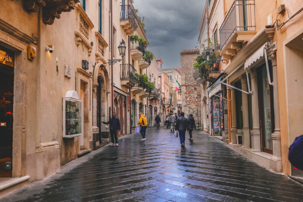 8 Cool Things to See in Taormina, Sicily | Corso Umberto #simplywander
