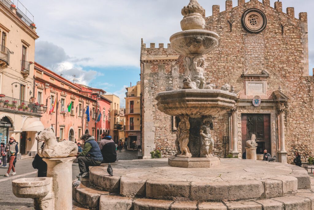 8 Cool Things to See in Taormina, Sicily | Piazza Duomo #simplywander