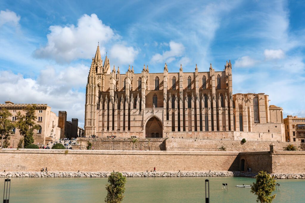 The Best Things to Do in Palma de Mallorca, Spain in One Day | Cathedral of Santa Marie #simplywander