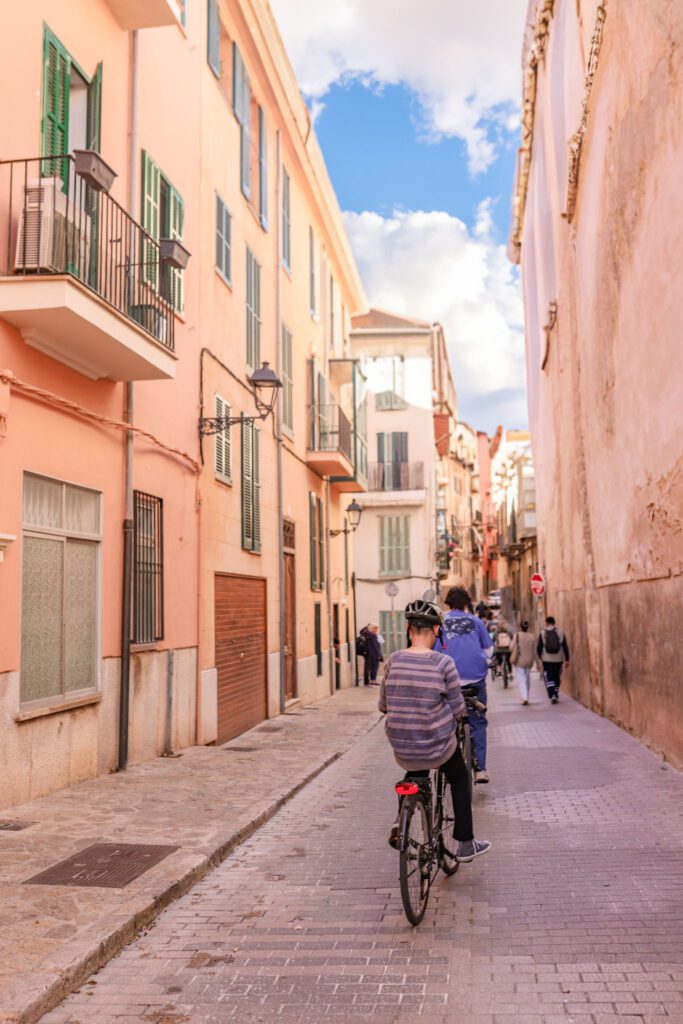 The Best Things to Do in Palma de Mallorca, Spain in One Day | Explore the streets of Old Town Palma #simplywander