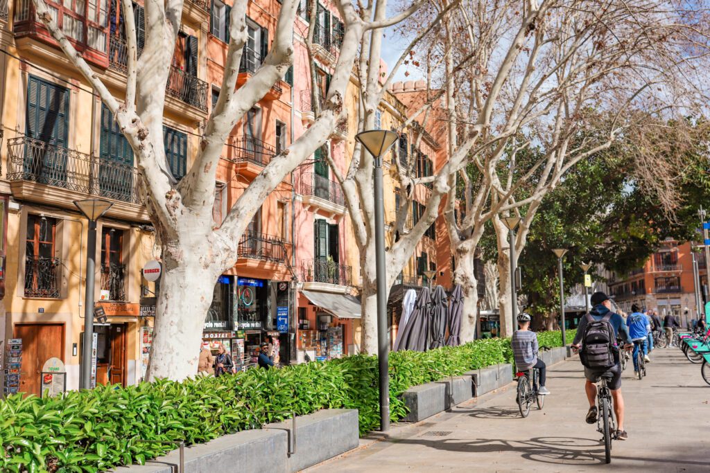 The Best Things to Do in Palma de Mallorca, Spain in One Day | Explore the streets of Old Town Palma #simplywander