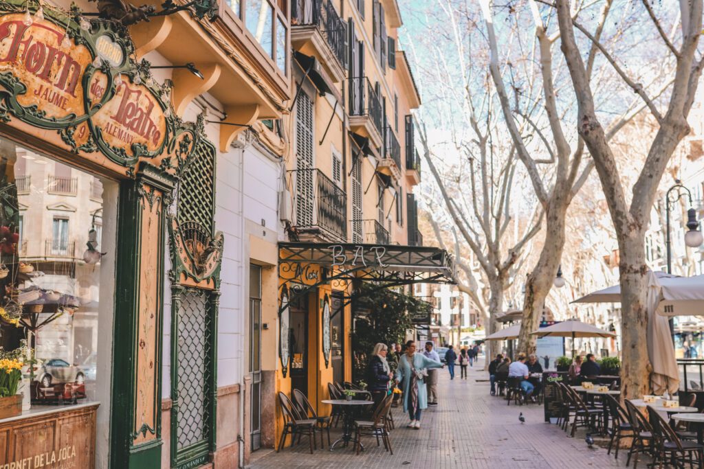 The Best Things to Do in Palma de Mallorca, Spain in One Day | Eat at a sidewalk cafe #simplywander